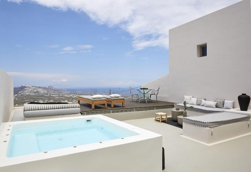 White and Co. La Torre Suites image