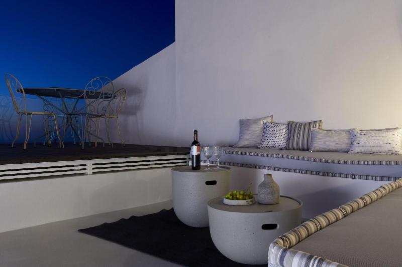 White and Co. La Torre Suites image