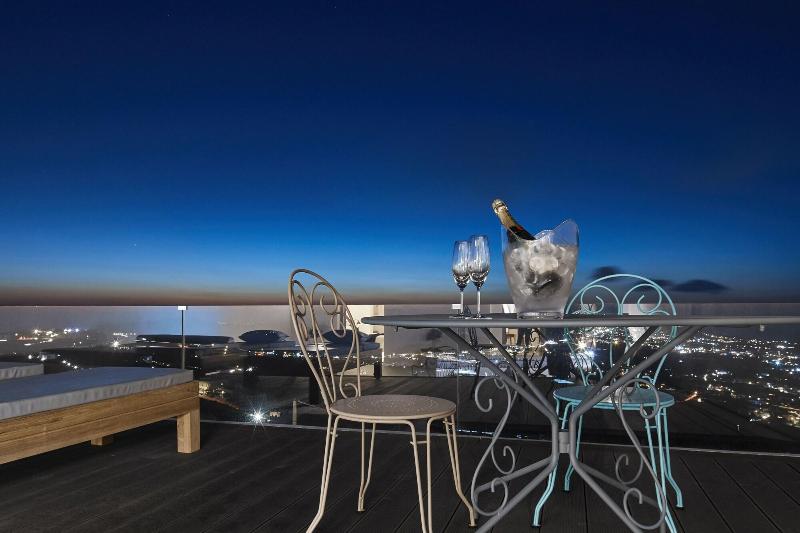 White and Co. La Torre Suites image
