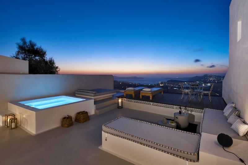White and Co. La Torre Suites image