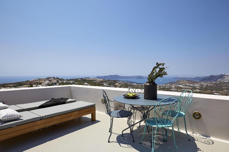 White and Co. La Torre Suites image