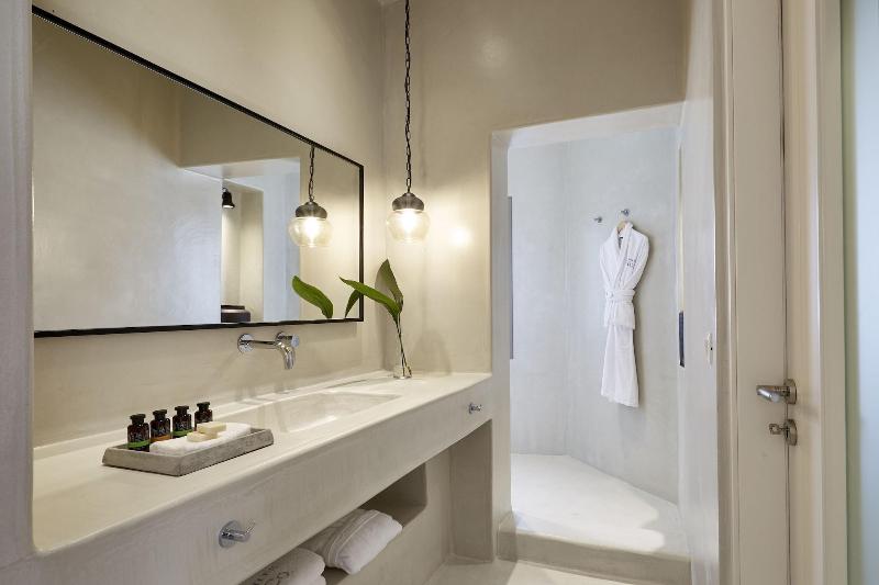 White and Co. La Torre Suites image