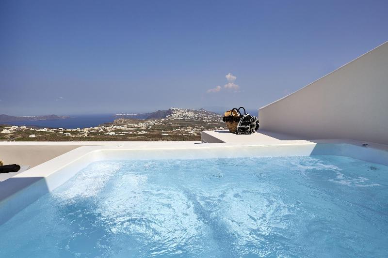 White and Co. La Torre Suites image