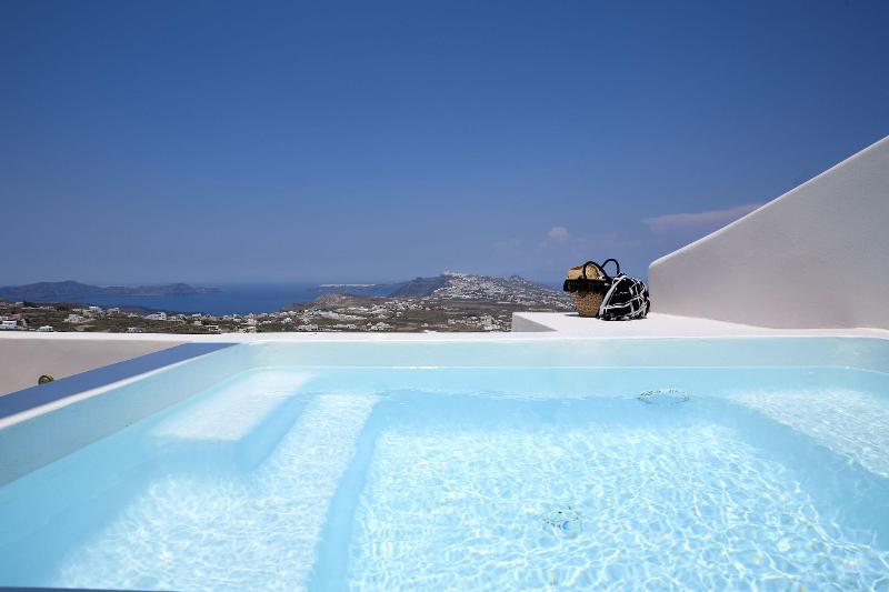 White and Co. La Torre Suites image