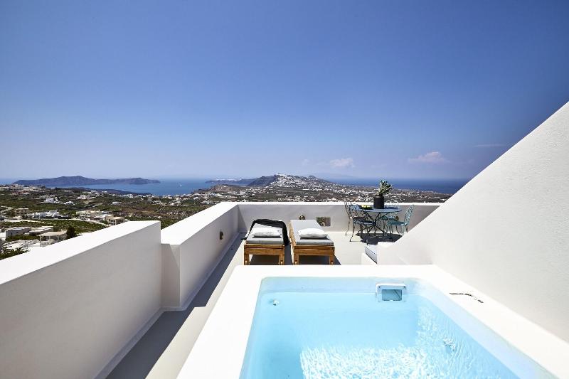 White and Co. La Torre Suites image