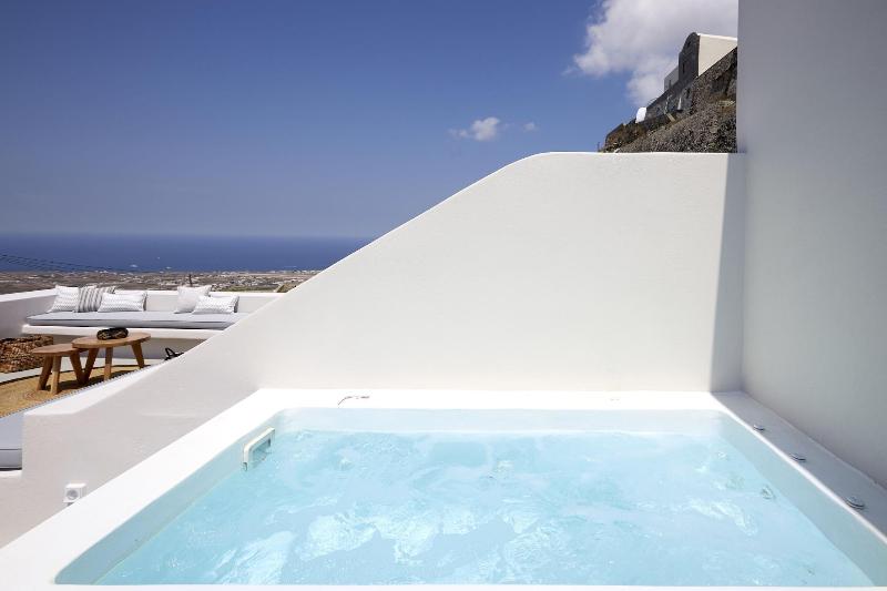White and Co. La Torre Suites image