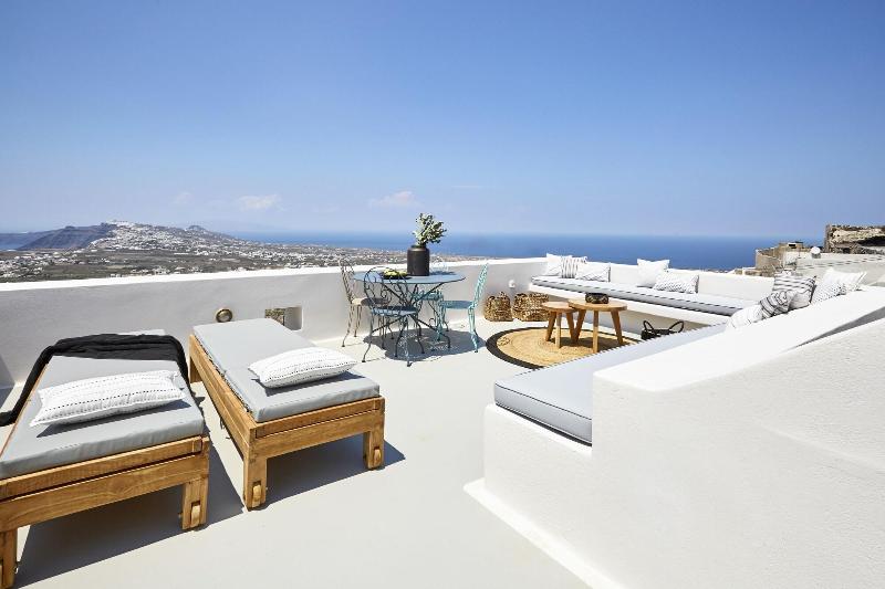 White and Co. La Torre Suites image