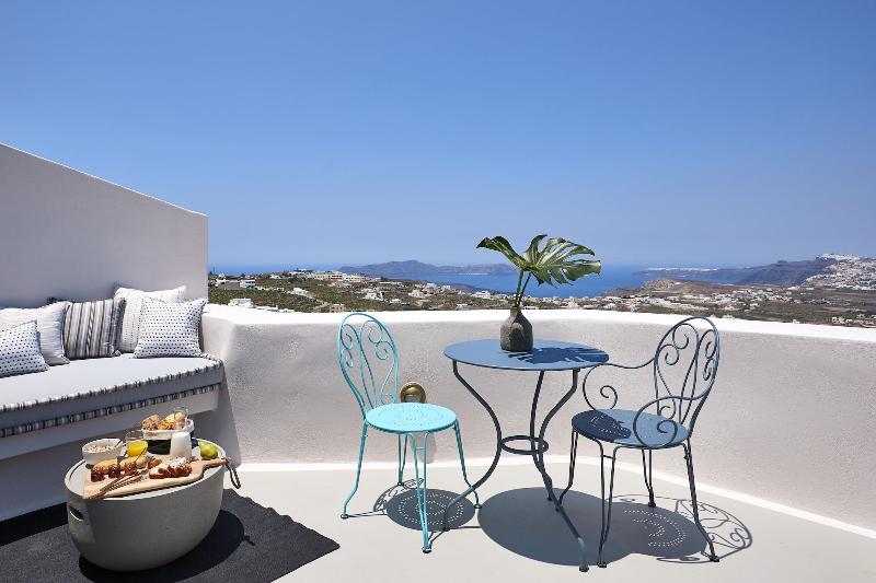 White and Co. La Torre Suites image