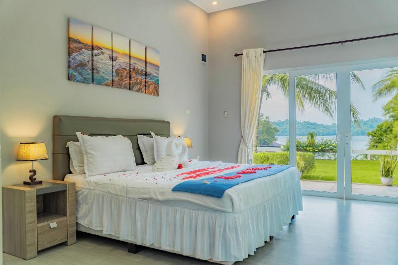 The Hawk's Nest Resort image