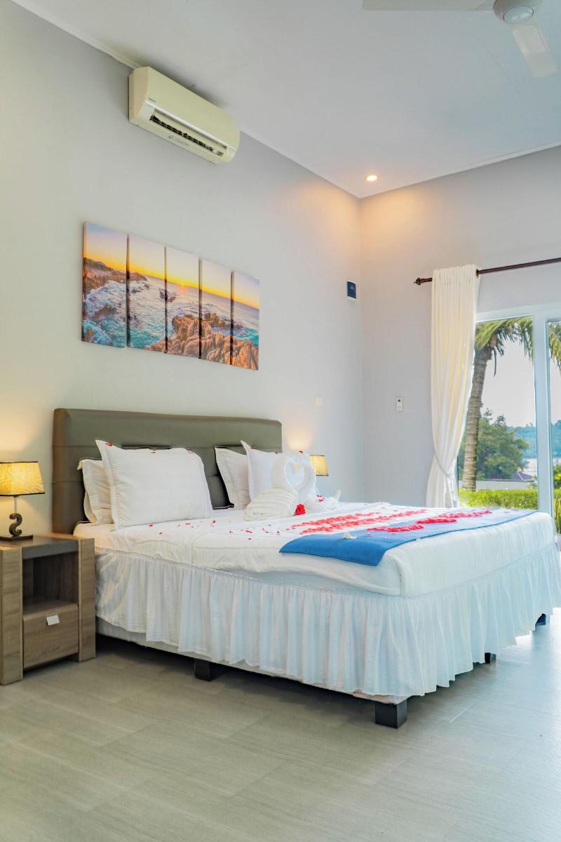 The Hawk's Nest Resort image