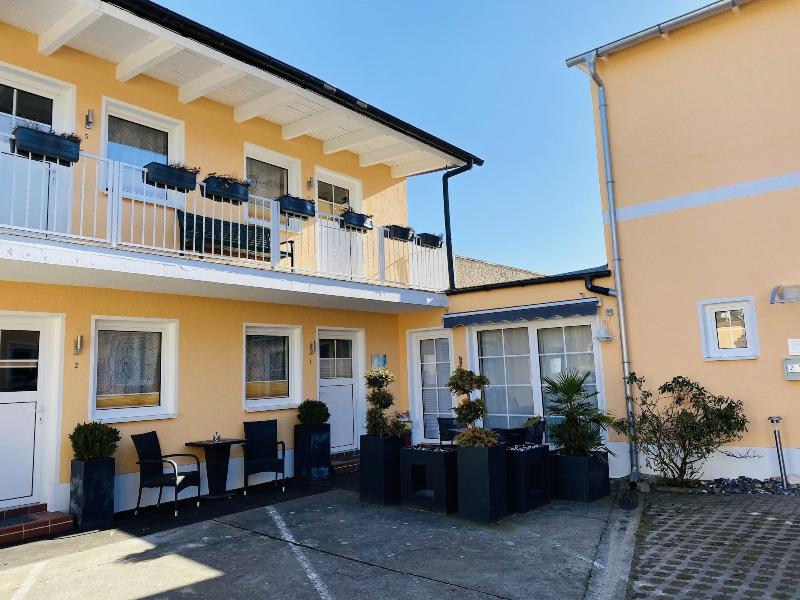 Pension & Ferienwohnungen Schneidereit image