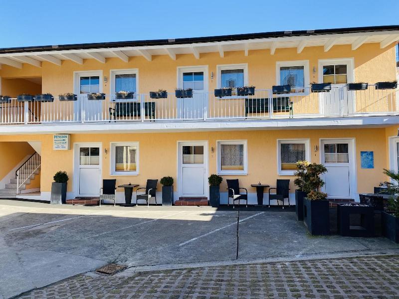 Pension & Ferienwohnungen Schneidereit image