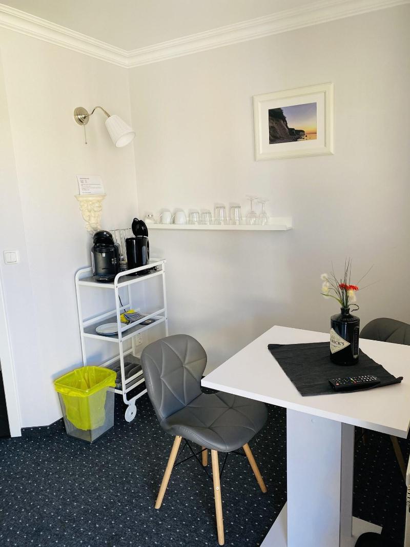 Pension & Ferienwohnungen Schneidereit image