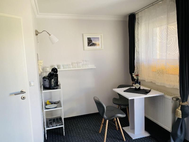 Pension & Ferienwohnungen Schneidereit image