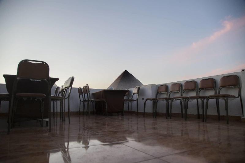 The Pyramids Inn Cheops image