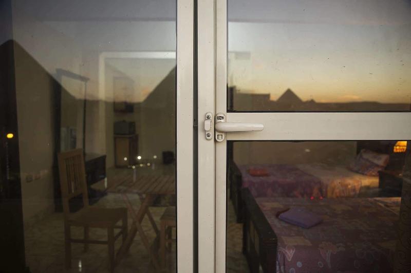 The Pyramids Inn Cheops image