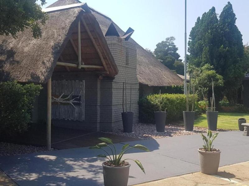 Outlook Lodge Or Tambo image