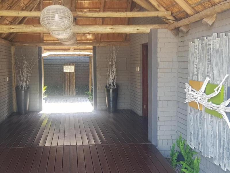 Outlook Lodge Or Tambo image