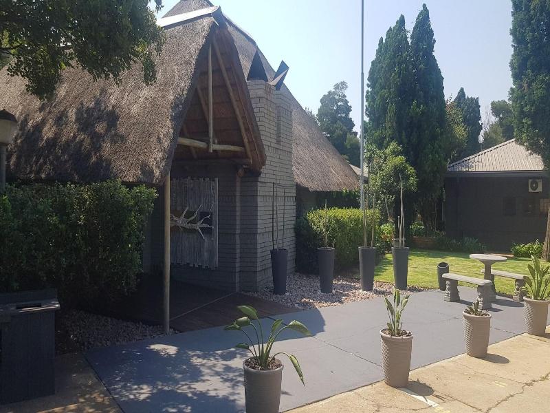 Outlook Lodge Or Tambo image