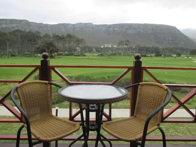 Mulligans Golf Lodge image