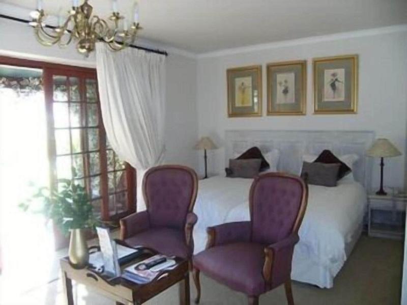 Mulligans Golf Lodge image
