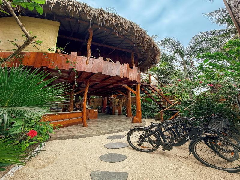 Gili Treehouses image
