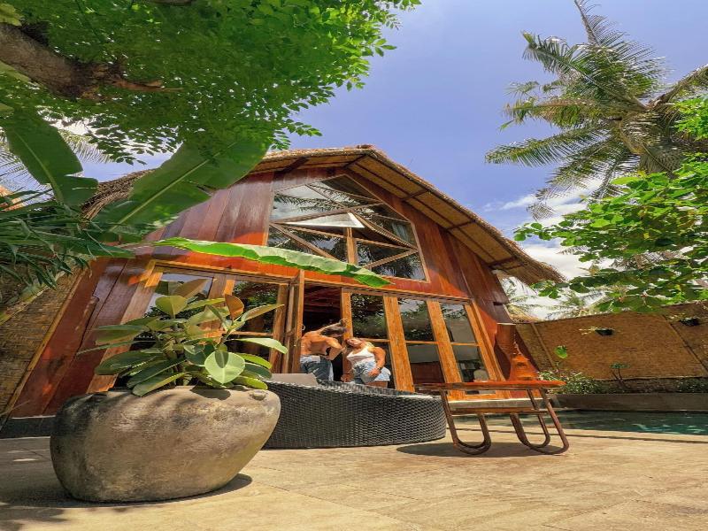 Gili Treehouses image