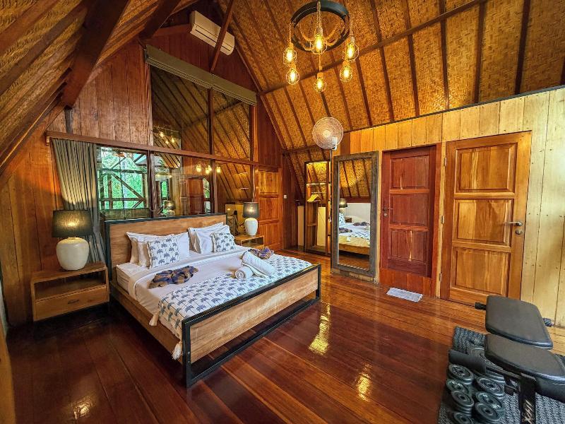 Gili Treehouses image