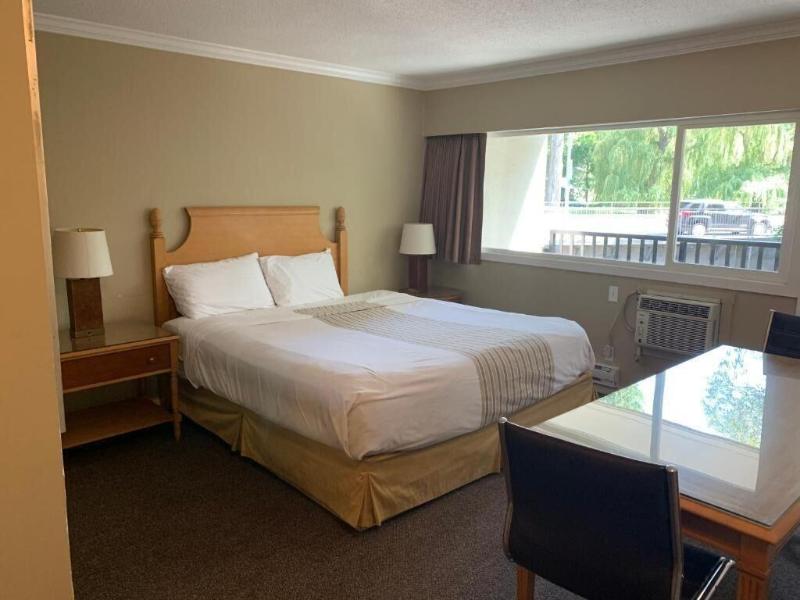 Okanagan Royal Park Inn By Elevate Rooms image