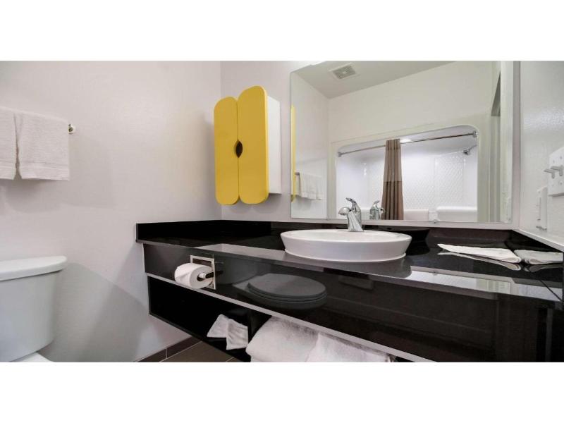 DOUBLE Accessible-Queen Size Bed — photo 4