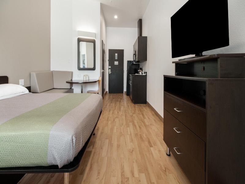 1 King Bed | Suite, Non-Smoking, Kitchen