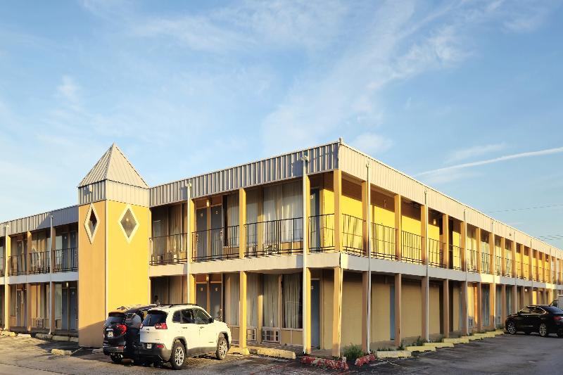 Castle Inn & Suites by OYO Lawton
