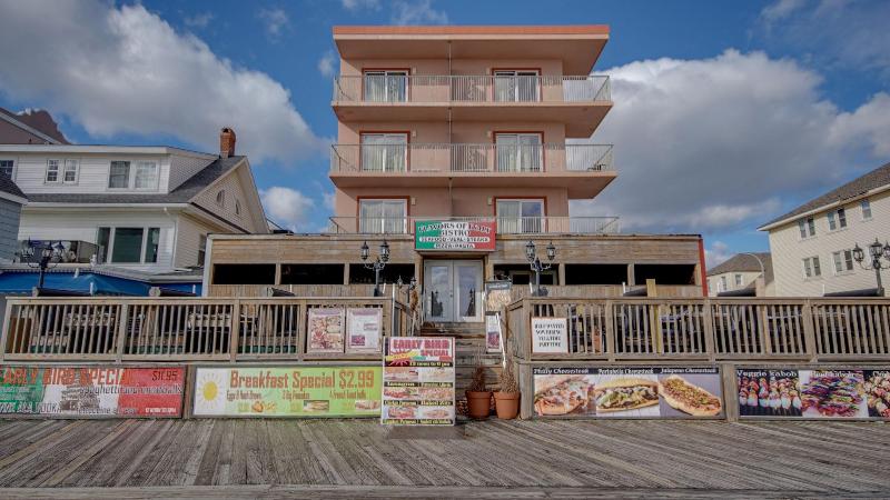 Americana Motor Inn — exterior view