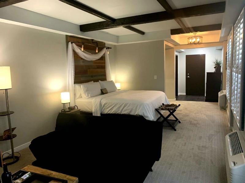 Cedar Stables Inn And Suites image