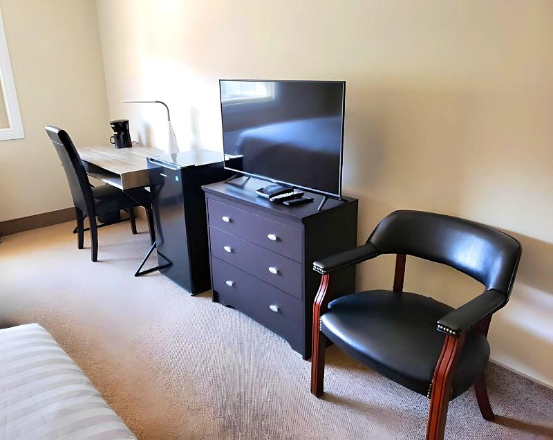 Medicine Hat Villa image