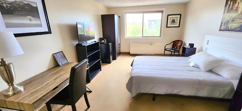 Medicine Hat Villa image