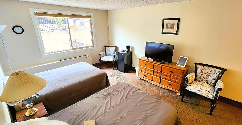 Medicine Hat Villa image