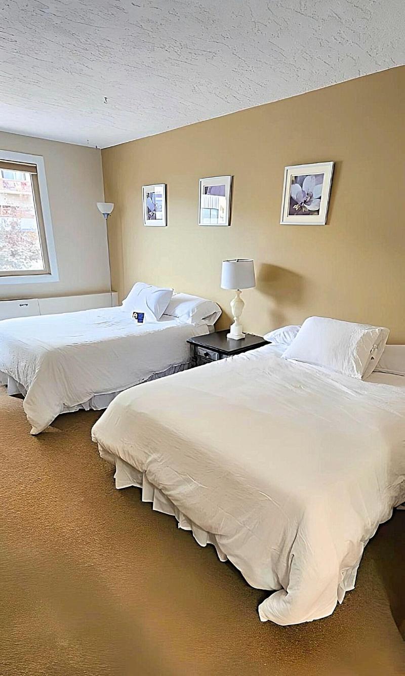 Medicine Hat Villa image