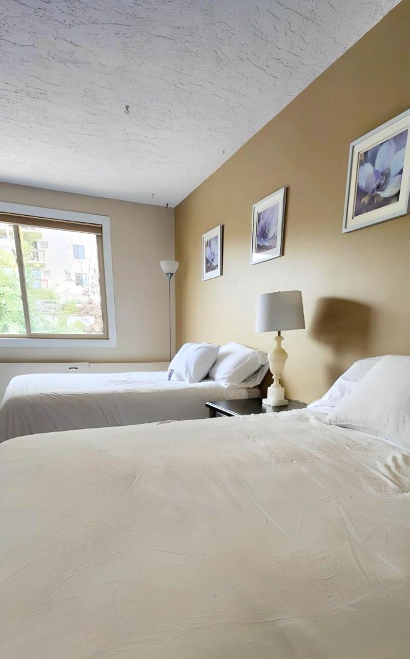 Medicine Hat Villa image