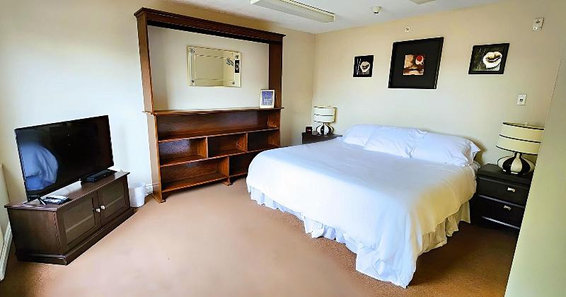 Medicine Hat Villa image