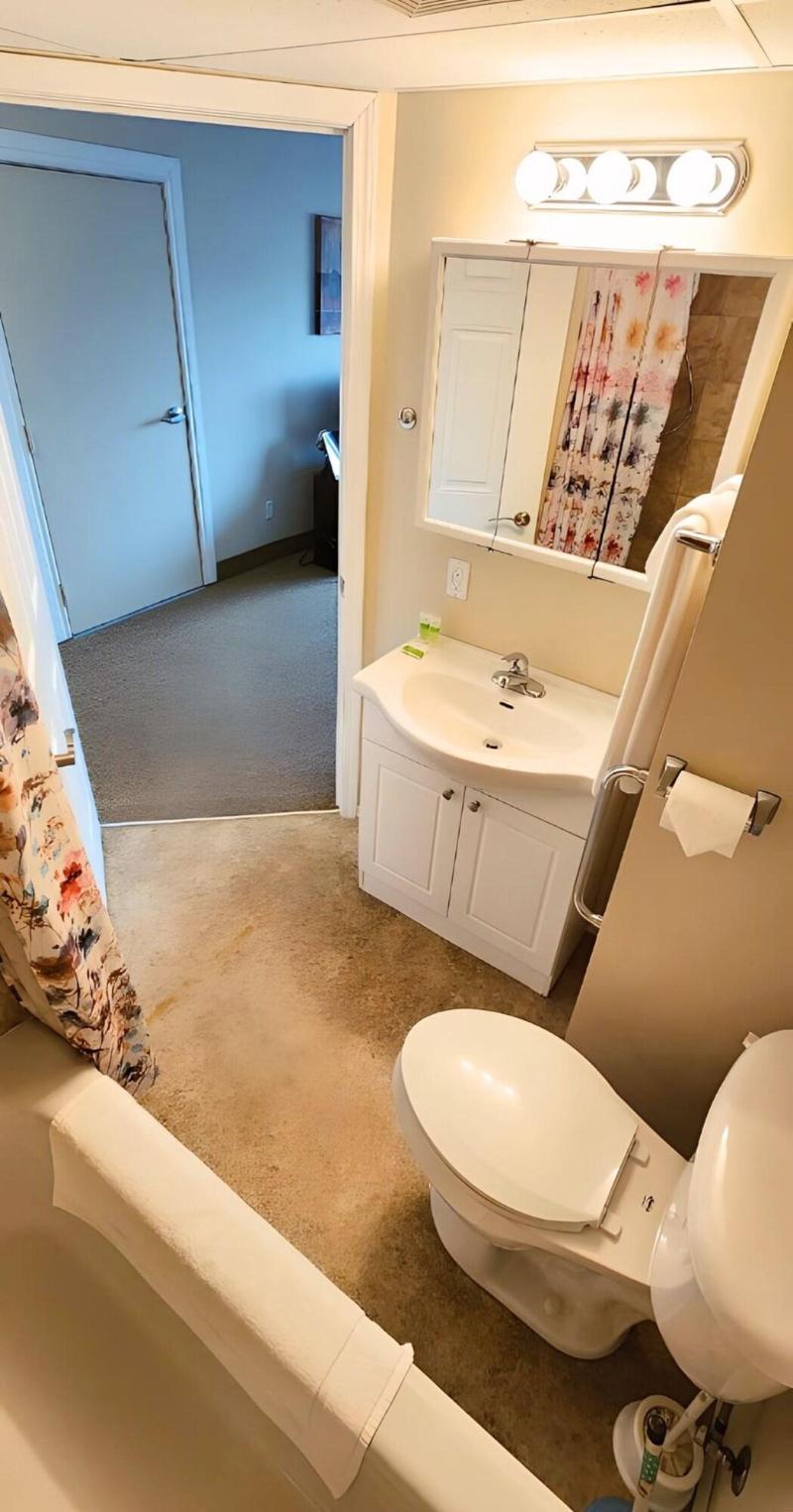 Medicine Hat Villa image
