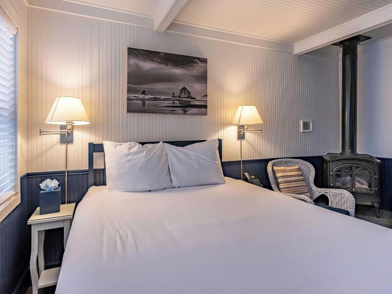 Cannon Beach Hotel image