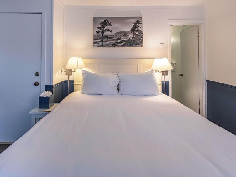 Cannon Beach Hotel image