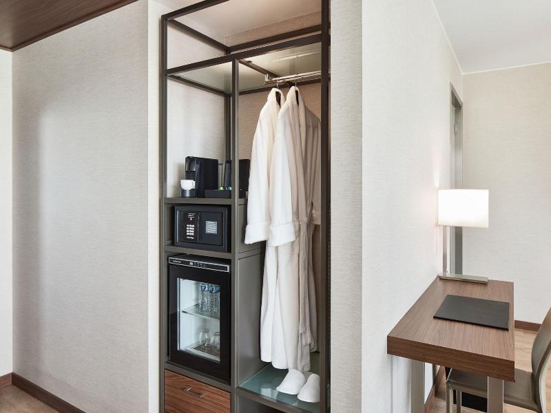 Ac Hotel By Marriott Phoenix Biltmore image