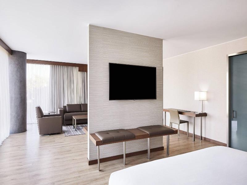 Ac Hotel By Marriott Phoenix Biltmore image