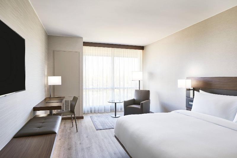 Ac Hotel By Marriott Phoenix Biltmore image