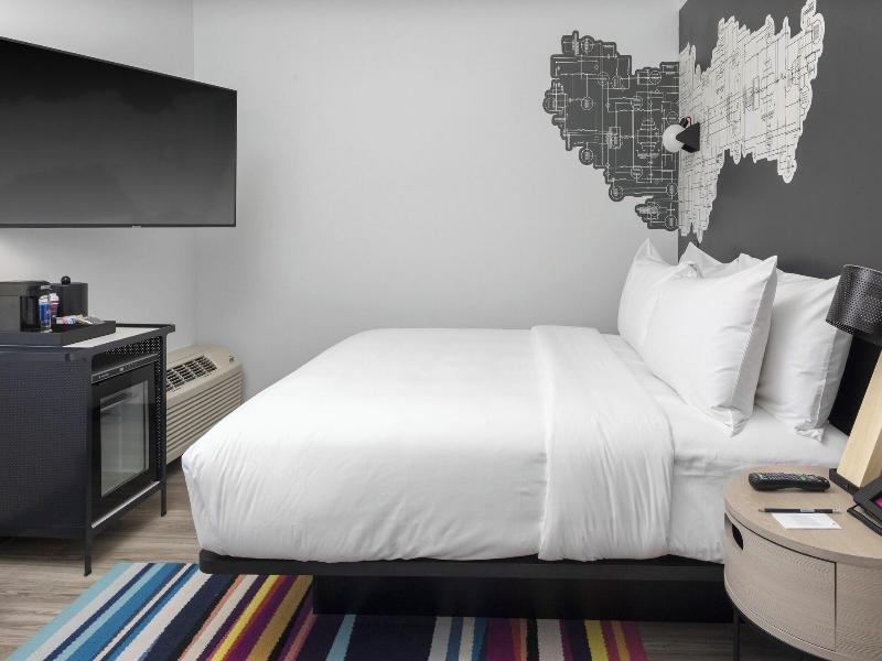 Aloft Glendale At Westgate image