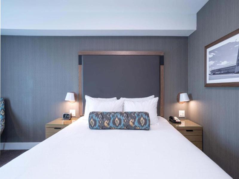 Sandman Signature Ottawa Airport Hotel image