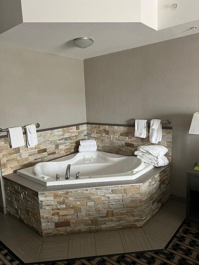 Timber Ridge Inn And Suites image