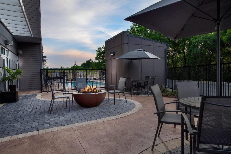 Fairfield Inn & Suites by Marriott Knoxville Lenoi image